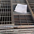 Seguridad antideslizante 25 x 3 peldaños de escalera de rejilla de acero galvanizados con barra de paso para la venta